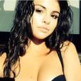 Selena Gomez é uma das famosas mais sensuais do momento! Você resiste a essa selfie?