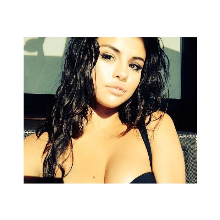 Selena Gomez é uma das famosas mais sensuais do momento! Você resiste a essa selfie?