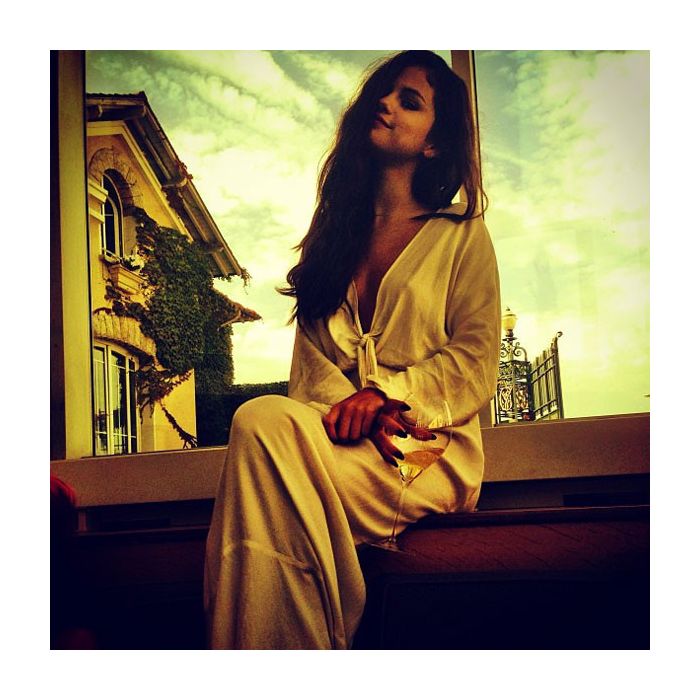 Selena Gomez não precisa estar quase nua para levar a galera à loucura no Instagram