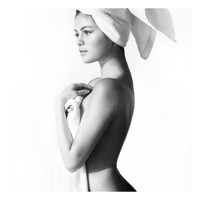 Selena Gomez aparece em foto de toalha para o fotógrafo Mario Testino