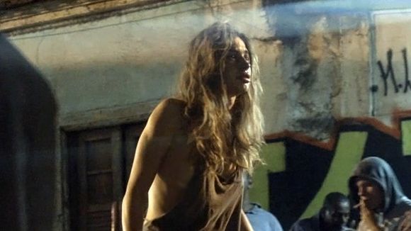 Final "Verdades Secretas": Larissa (Grazi Massafera) vai ao fundo do poço e é abusada na Cracolândia