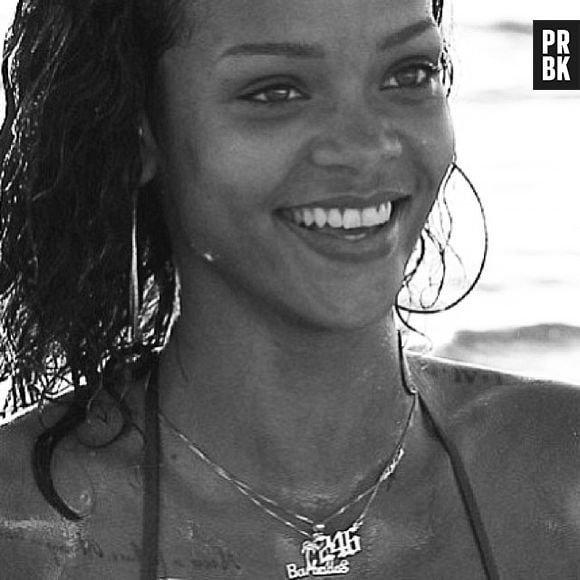 A cantora Rihanna curte praia em Barbados e publica fotos no Instagram