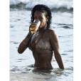 Entre um drinque e outro, Rihanna se refresca no mar de Barbados