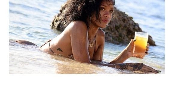 Rihanna aproveita dia de sol e bons drinques em praia de Barbados