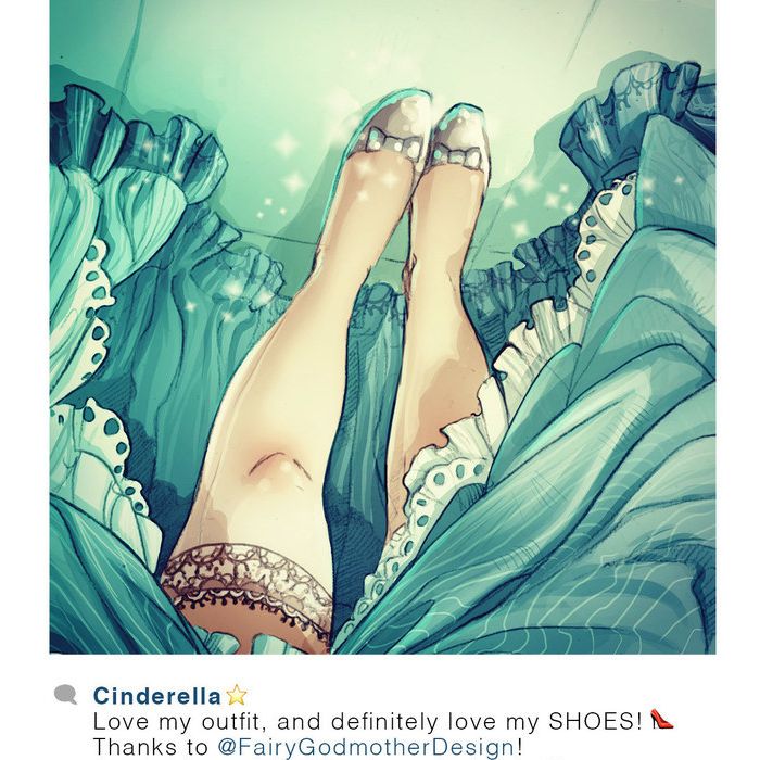 Cinderella mostrando o novo sapatinho que comprou!