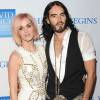 O relacionamento de Katy Perry e Russell Brand chegou ao fim quando o ator anunciou que estava se divorciando da cantora por mensagem. Isso aconteceu em 2011, quando ela estava em turnê pelo Brasil