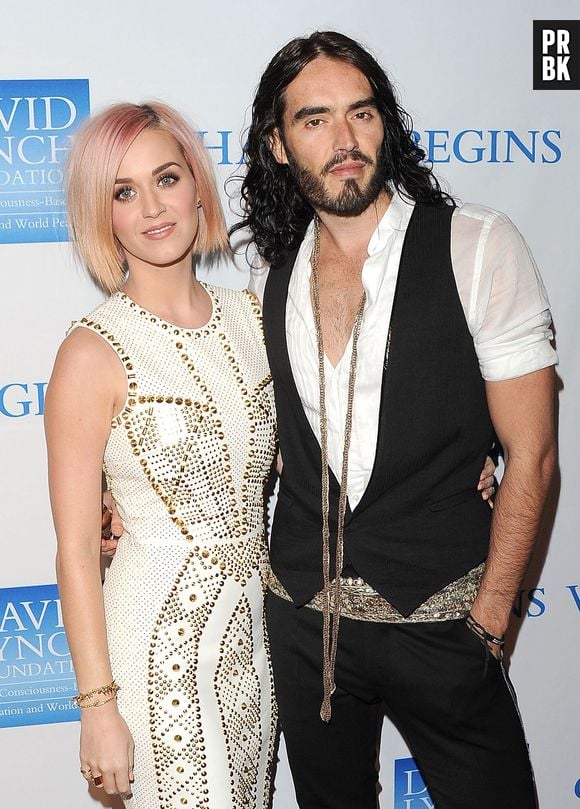 O relacionamento de Katy Perry e Russell Brand chegou ao fim quando o ator anunciou que estava se divorciando da cantora por mensagem. Isso aconteceu em 2011, quando ela estava em turnê pelo Brasil