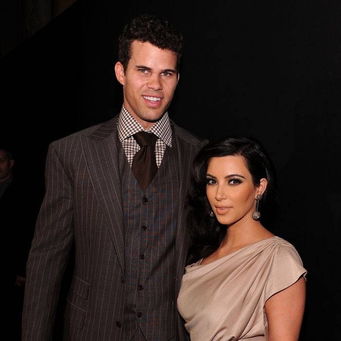 Kim Kardashian terminou com Kris Humphries, mas o jogador de basquete só soube quando viu uma reportagem no TMZ