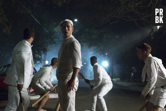 Chad (Glen Powell) está louco para descobrir quem é o assassino de "Scream Queens"