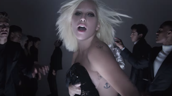 Lady Gaga lança "I Want Your Love" e arrasa em novo vídeo para campanha de moda. Veja!