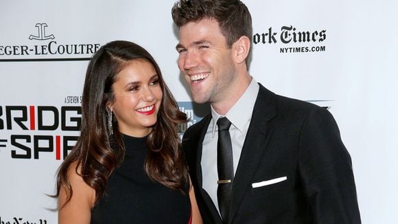 Nina Dobrev e Austin Stowell aparecem pela primeira vez num tapete vermelho após assumirem namoro