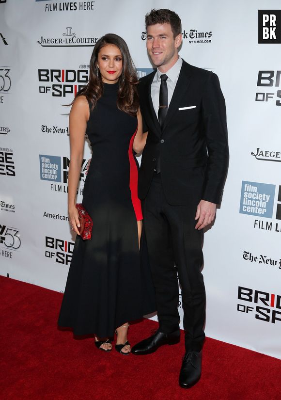 Nina Dobrev e Austin Stowell aparecem juntos e pela primeira vez num tapete vermelho