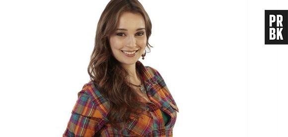 Manuela e Isabela (Larissa Manoela) são reféns de Regina (Marina Pinna) em "Cúmplices de um Resgate"