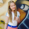 Em "Cúmplices de um Resgate": Sabrina (Julia Simoura) pede para substituir Manuela (Larissa Manoela), mas é desafinada!