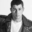 Nick Jonas canta na chuva e faz a linha The Weeknd no lançamento do clipe "Area Code". Assista!