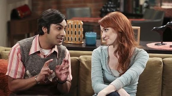 Em "The Big Bang Theory": na 9ª temporada, Laura Spencer (Emily Sweeney) entra para o elenco regular