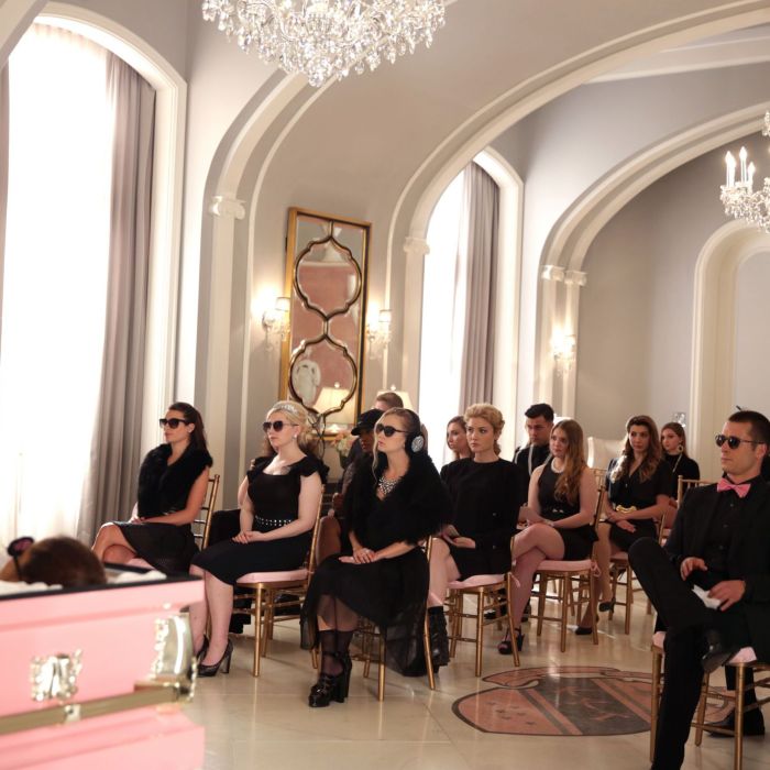 Série &quot;Scream Queens&quot;: meninas do Kappa vão ao enterro de Chanel nº2 (Ariana Grande)