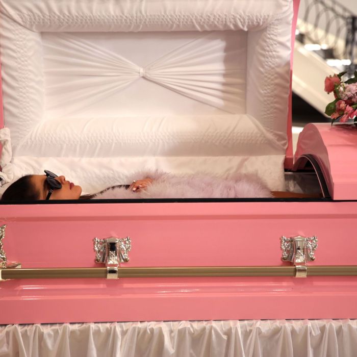 Em &quot;Scream Queens&quot;, Chanel nº2 (Ariana Grande) volta após seu enterro!