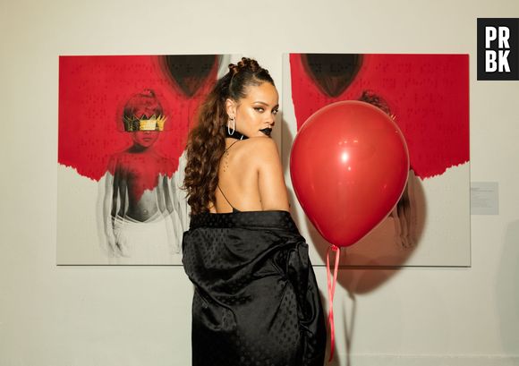 Rihanna contou à revista Rolling Stones que o seu primeiro beijo aconteceu quando estava no ensino médio e foi bastante traumático. A moça demorou um pouco antes de repetir a dose