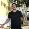 Caio Castro deu o primeiro beijo com apenas sete anos! Era um desses namorinhos de criança, mas que durou três anos