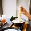 No Japão é muito feio passar comida do seu prato para outro, sabia?