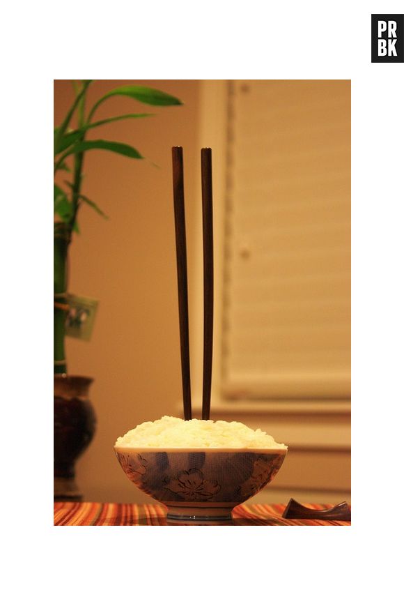 Quando alguém morre no Japão, as famílias preparam uma tijela de arroz e espetam os hashis na vertical para fazer uma espécie de homenagem