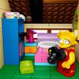 Lisa Simpson em seu quarto no Lego "Os Simpsons"