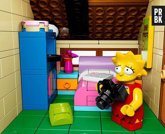 Lisa Simpson em seu quarto no Lego "Os Simpsons"