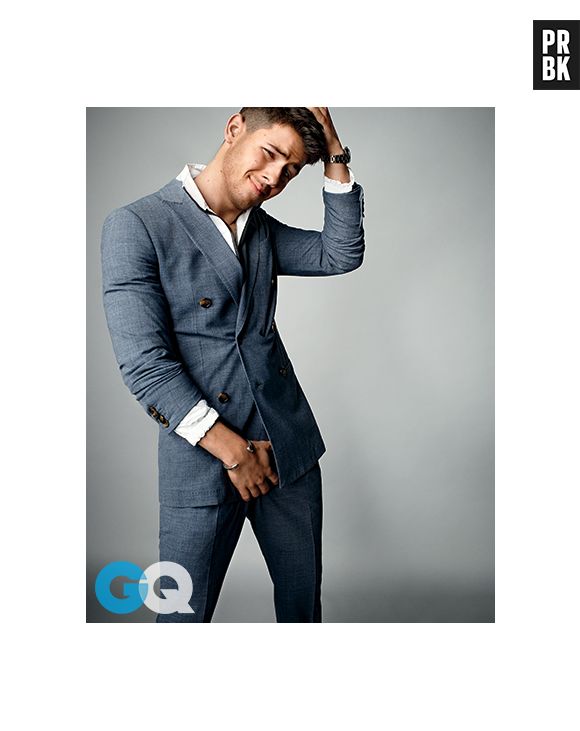 Recentemente, Nick Jonas também foi capa e recheio da revista GQ