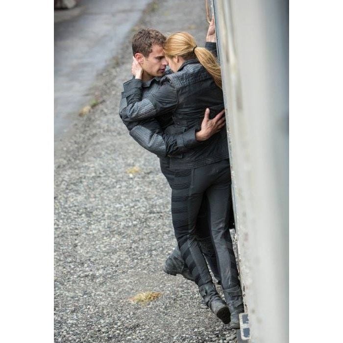 Quatro (Theo James) e Tris (Shailene Woodley) vivem romance em &quot;Divergente&quot;