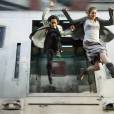 Christina (Zoe Kravitz) e Tris (Shailene Woodley) pulam de trem em "Divergente"