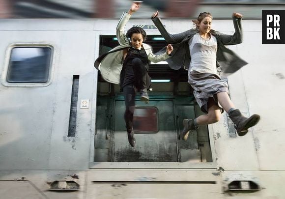 Christina (Zoe Kravitz) e Tris (Shailene Woodley) pulam de trem em "Divergente"