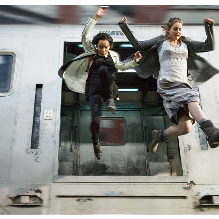 Christina (Zoe Kravitz) e Tris (Shailene Woodley) pulam de trem em &quot;Divergente&quot;