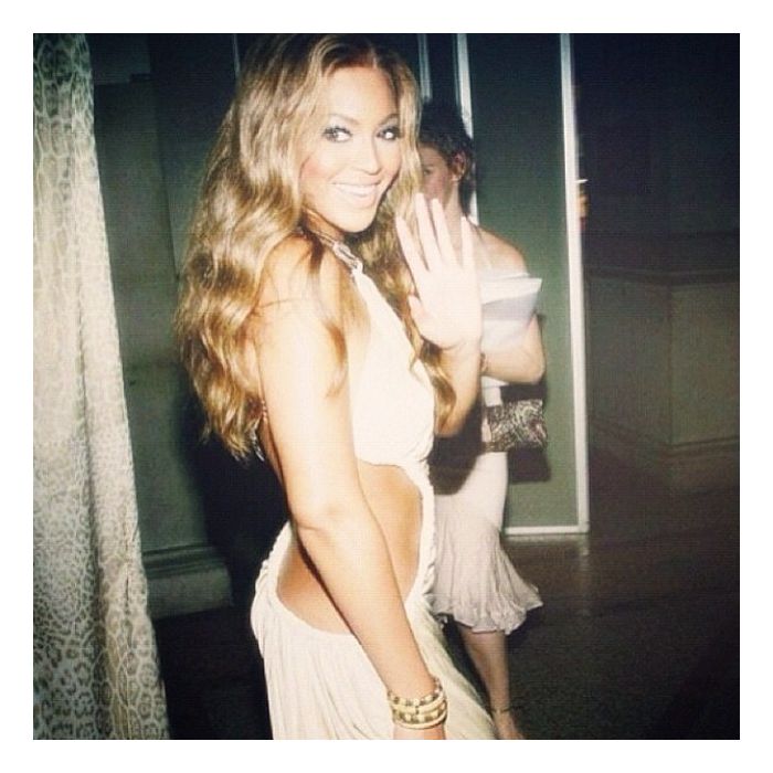 Com vestido extremamente sexy, Beyoncé arrasa no Instagram