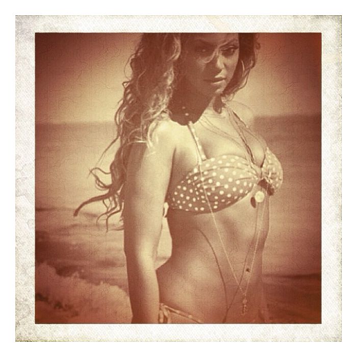 De biquíni, Beyoncé mostra o corpão dois anos depois de gravidez