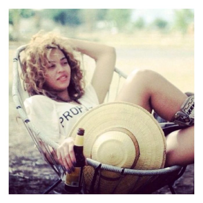 Beyoncé mostra os pernões dourados em foto no Instagram