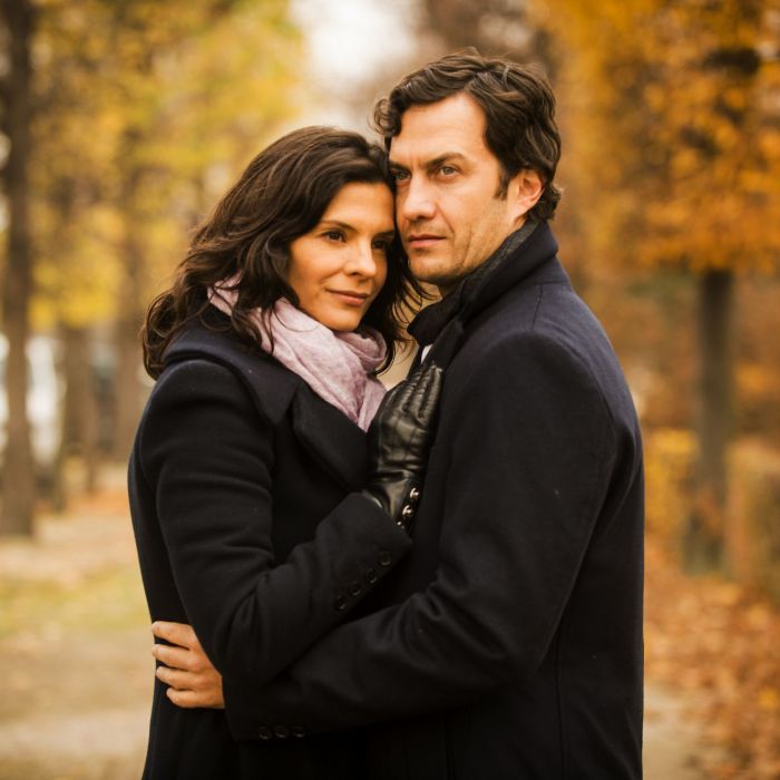 Laerte (Gabriel Braga Nunes) namora com Verônica (Helena Ranaldi) na trama &quot;Em Família&quot;