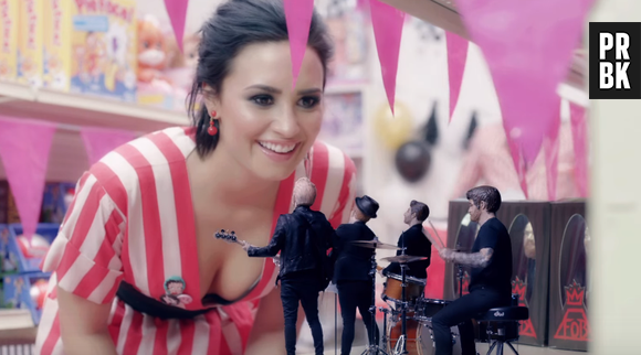 Demi Lovato no clipe do hit "Irresistible"