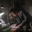 Em "Teen Wolf", Malia vasculha quarto escuro atrás de pistas