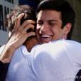 Félix (Mateus Solano) e Anjinho (Lucas Malvacini) se abraçam em "Amor à Vida"
