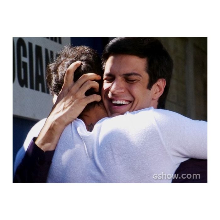Félix (Mateus Solano) e Anjinho (Lucas Malvacini) se abraçam em &quot;Amor à Vida&quot;