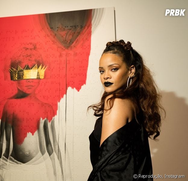 Rihanna publica foto ouvindo o CD "Anti"