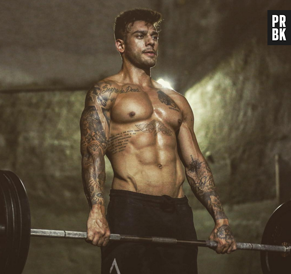 Lucas Lucco, que está bombando em "Malhação", carrega aquele corpão em 1,85m