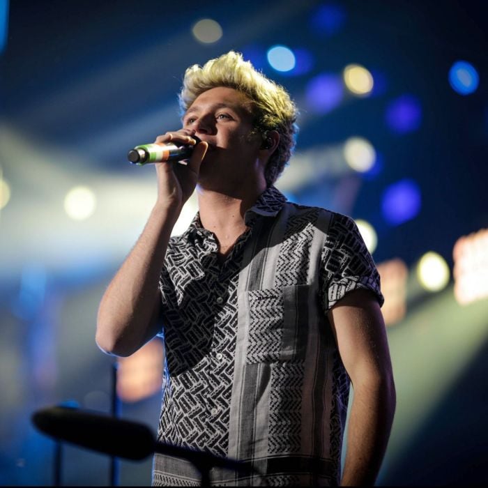 Niall Horan, integrante do One Direction, distribui toda aquela fofura em 1,73m