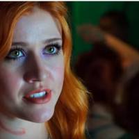 Em "Shadowhunters": na 1ª temporada, Magnus Bane vira alvo para solucionar problema de Clary!