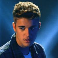 Justin Bieber surge hipnotizado por loira em clipe de "Confident", do álbum "Journals"