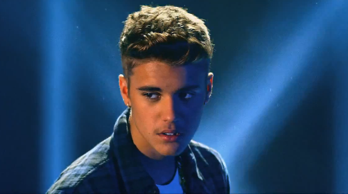 Justin Bieber surge hipnotizado por loira em clipe de "Confident", do álbum "Journals"