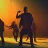 O cantor Justin Bieber faz uma coreografia com dançarinos em "Confident"