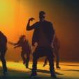 O cantor Justin Bieber faz uma coreografia com dançarinos em "Confident"