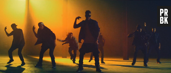 O cantor Justin Bieber faz uma coreografia com dançarinos em "Confident"